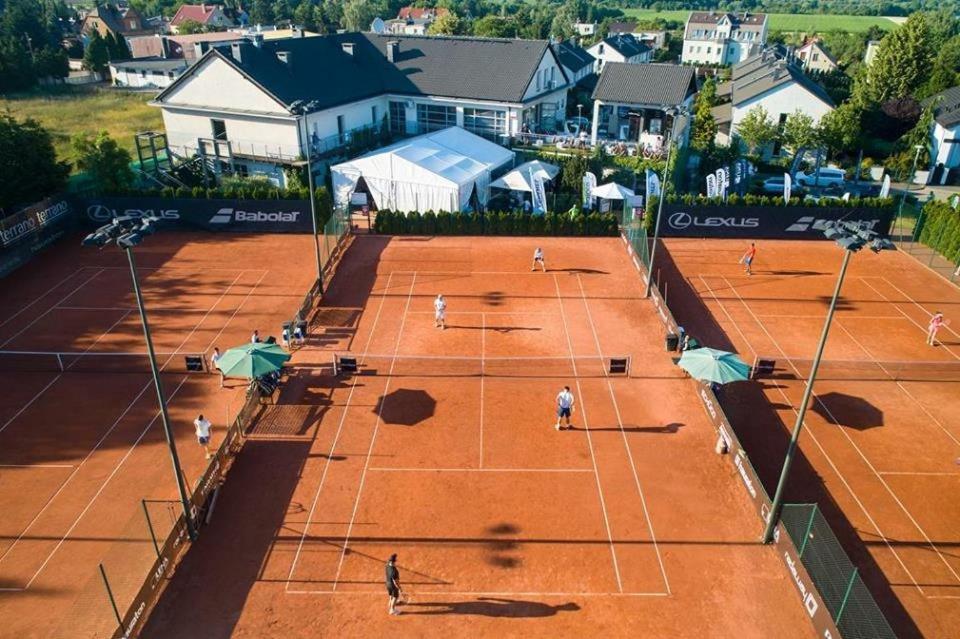 Hotel Restauracja Tenis Kortowo Познан Екстериор снимка