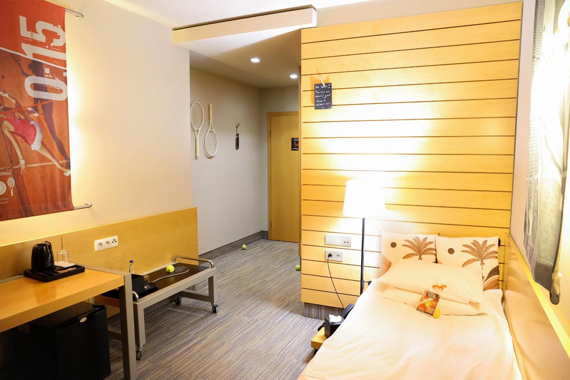 Hotel Restauracja Tenis Kortowo Познан Екстериор снимка