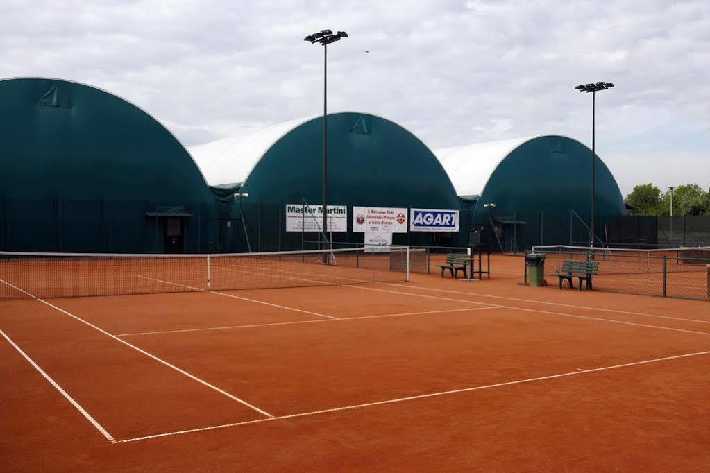 Hotel Restauracja Tenis Kortowo Познан Екстериор снимка