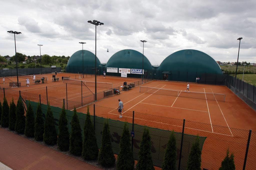 Hotel Restauracja Tenis Kortowo Познан Екстериор снимка